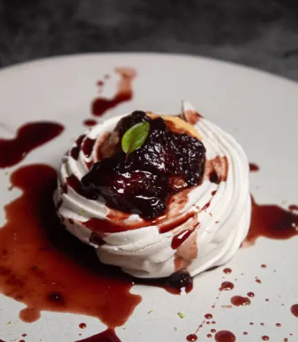 Merengue con compota de frutos rojos