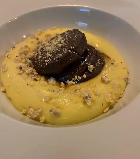 Postre de crema con chocolate