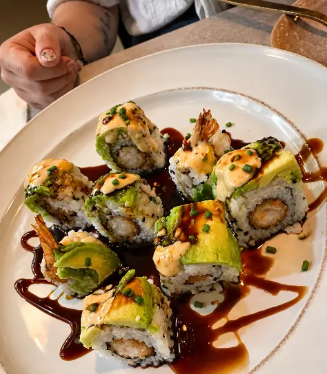 Uramaki Valentina: piezas de sushi con langostino en tempura, aguacate, mayonesa de chile dulce y salsa teriyaki